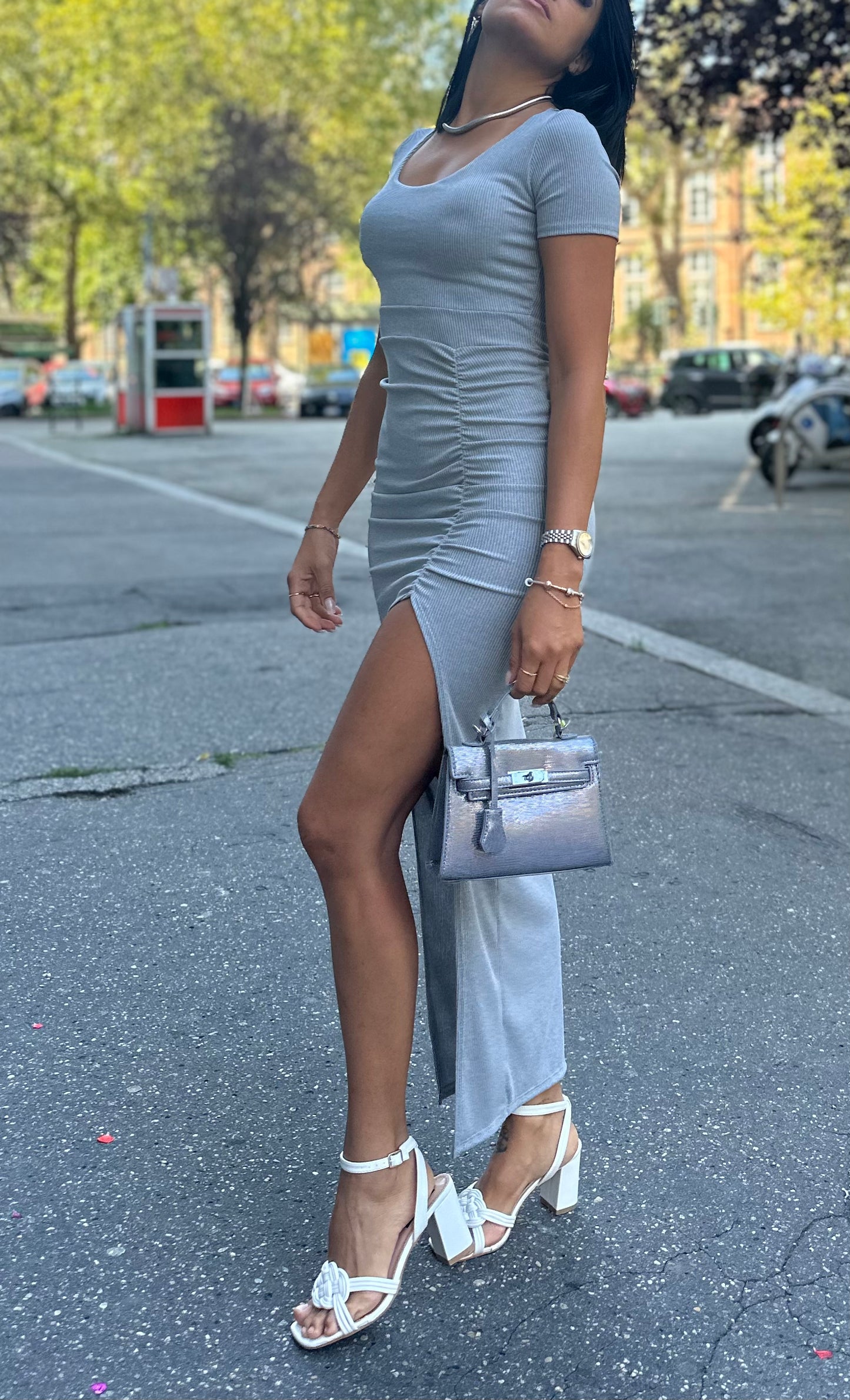 Vestito con spacco laterale
