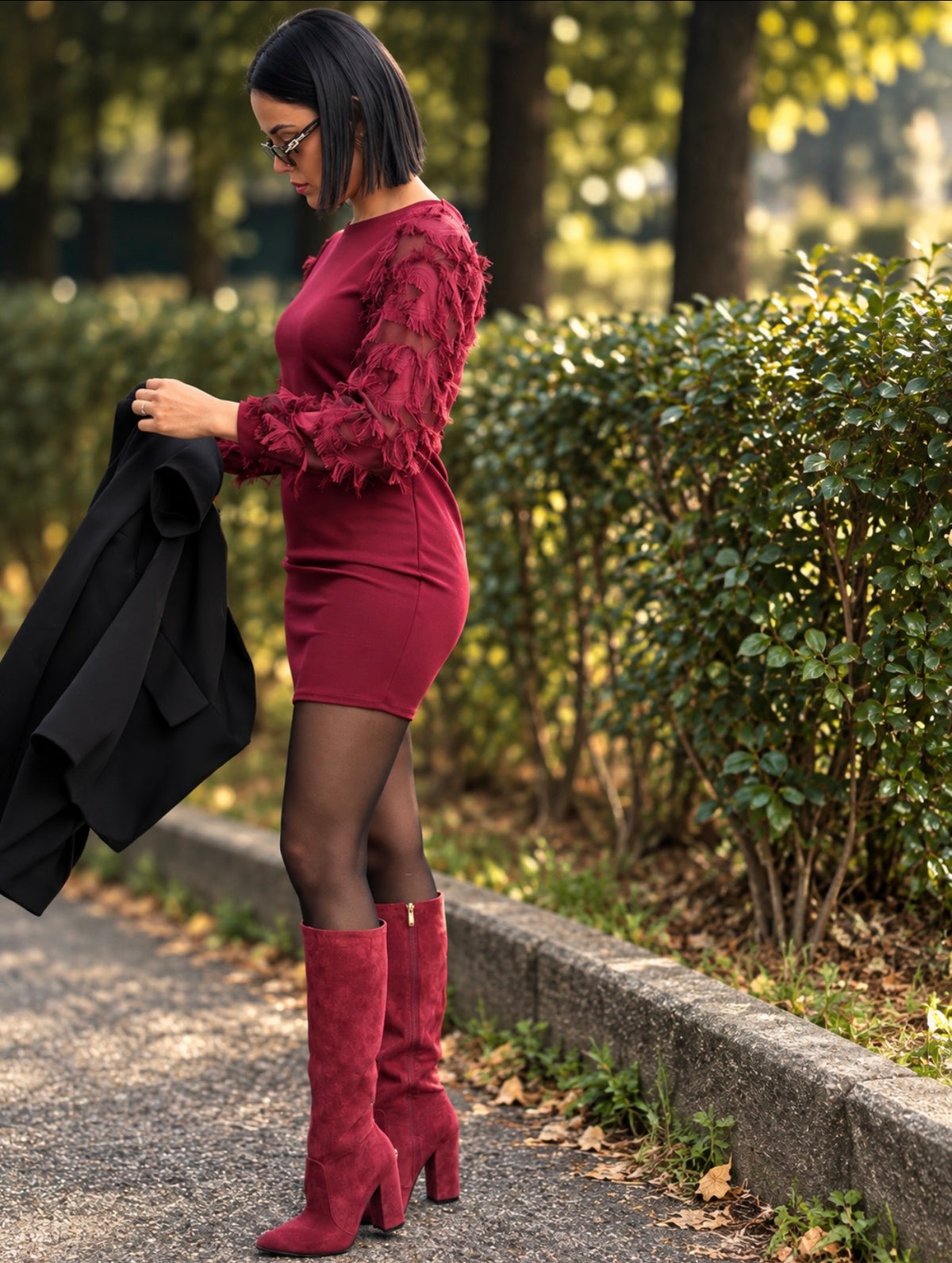 Abito Diva con Maniche in Frange 3D – Bordeaux / Nero