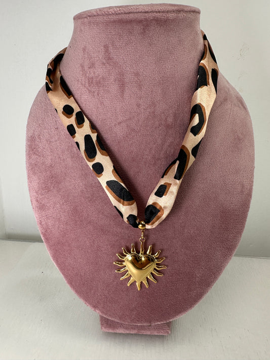 Collana cuore con foulard leopardato