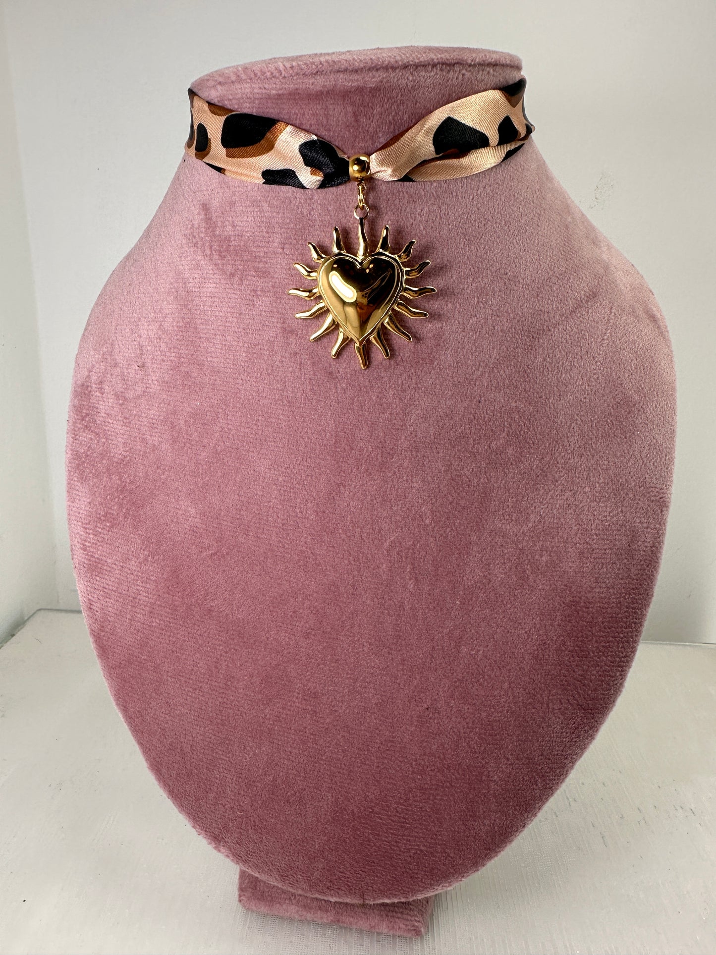 Collana cuore con foulard leopardato